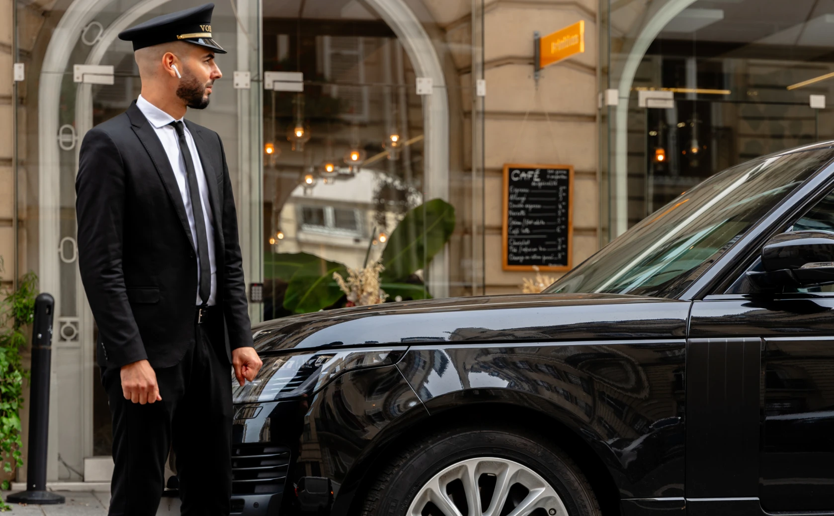 Profitez de trajets sûrs avec Voituriers de Paris ! Service chauffeur privé à Paris 16, 18, 7, 8